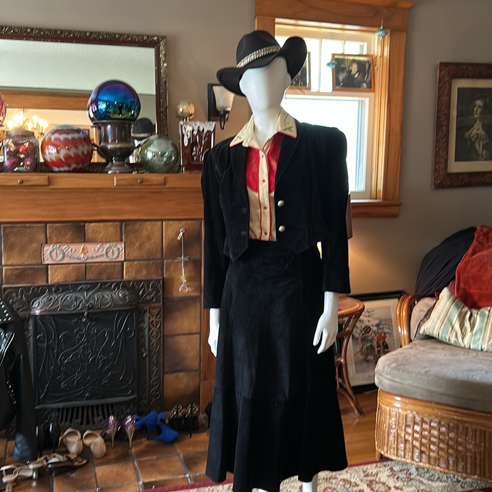 #112 Vintage suede suit - Picture 10 of 16